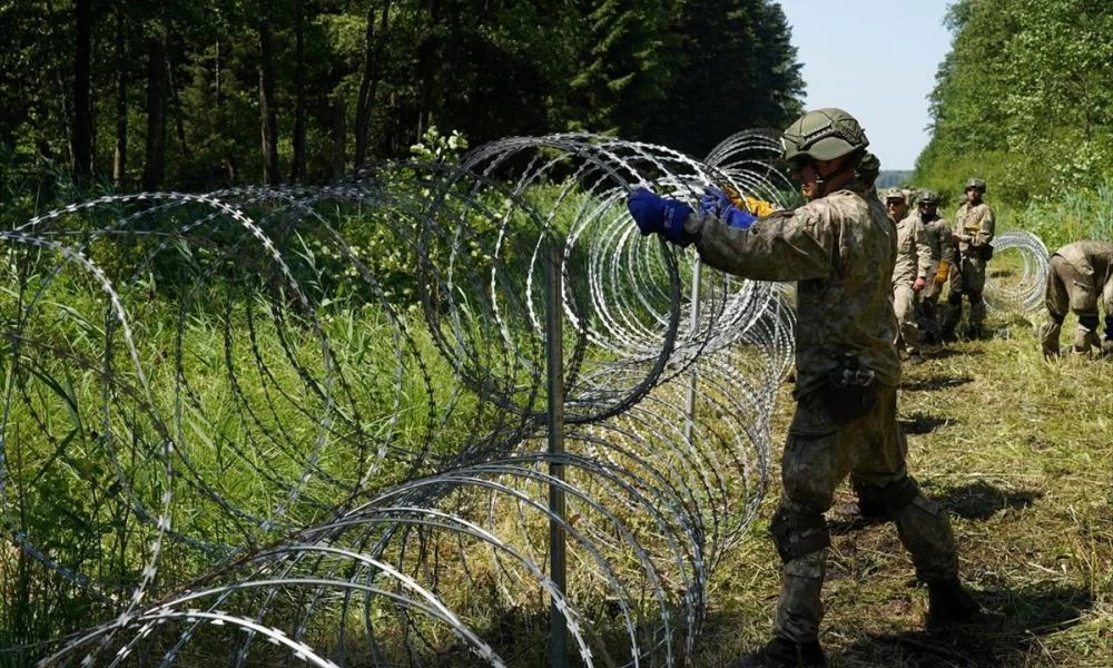 Η Εσθονία οχυρώνεται με συρματοπλέγματα κατά μήκος των συνόρων με τη Ρωσία